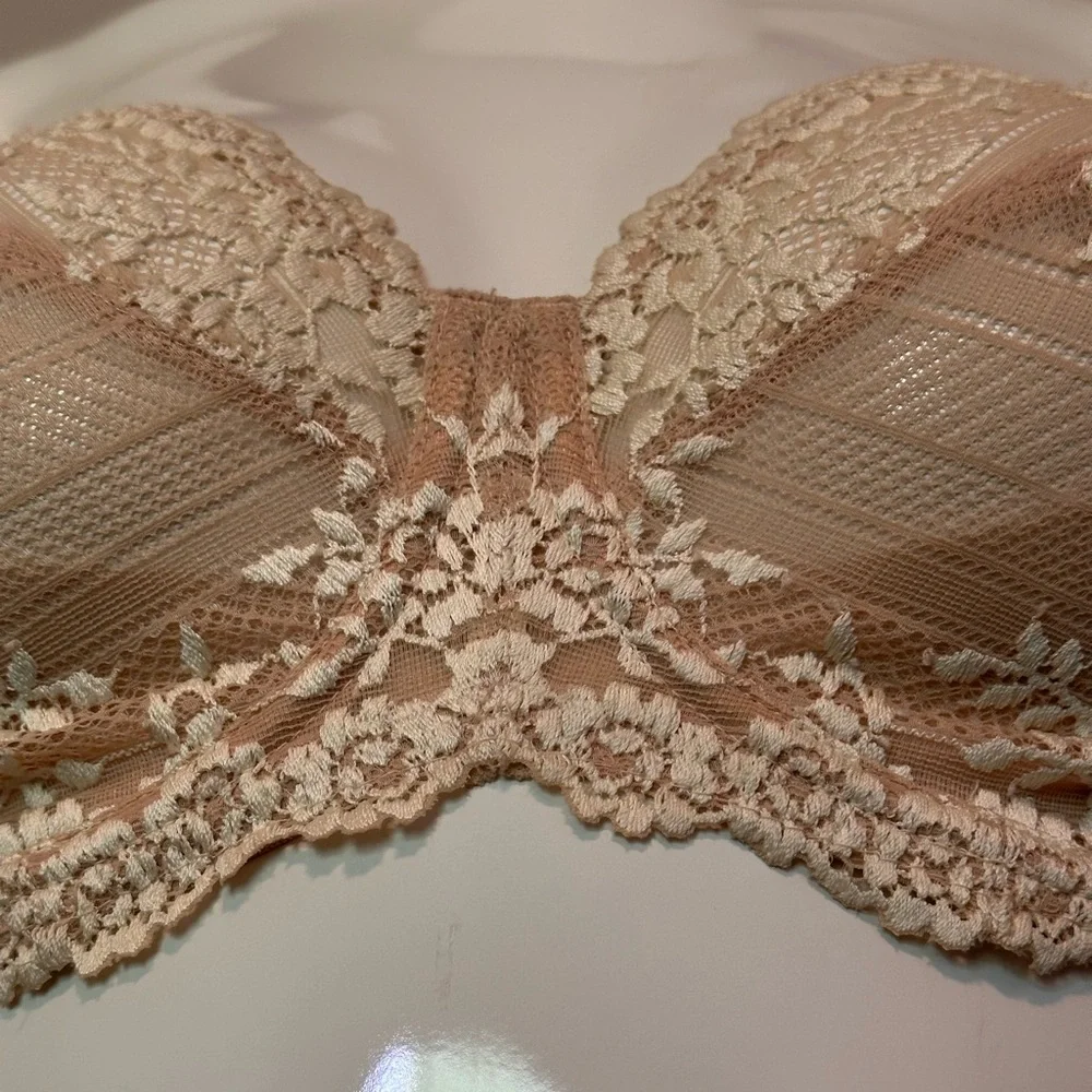 Wacoal Cream Lace Underwire Bra with Scalloped Edges - Picture 6 of 10